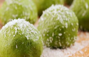 Read more about the article Keto Coconut Matcha Fat Bombs