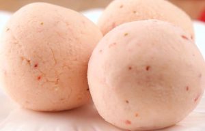 Read more about the article Keto Strawberry Cheesecake Fat Bombs